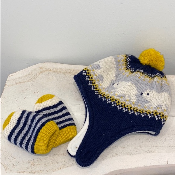 Mini Boden Other - Baby Boden: Baby Polar Bear & Mittens Set